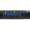 Domino A450 handvatten zwart-blauw Domino A450 Street Racing Full Diamond handvatten met zwarte hoofdkleur en blauwe accenten.