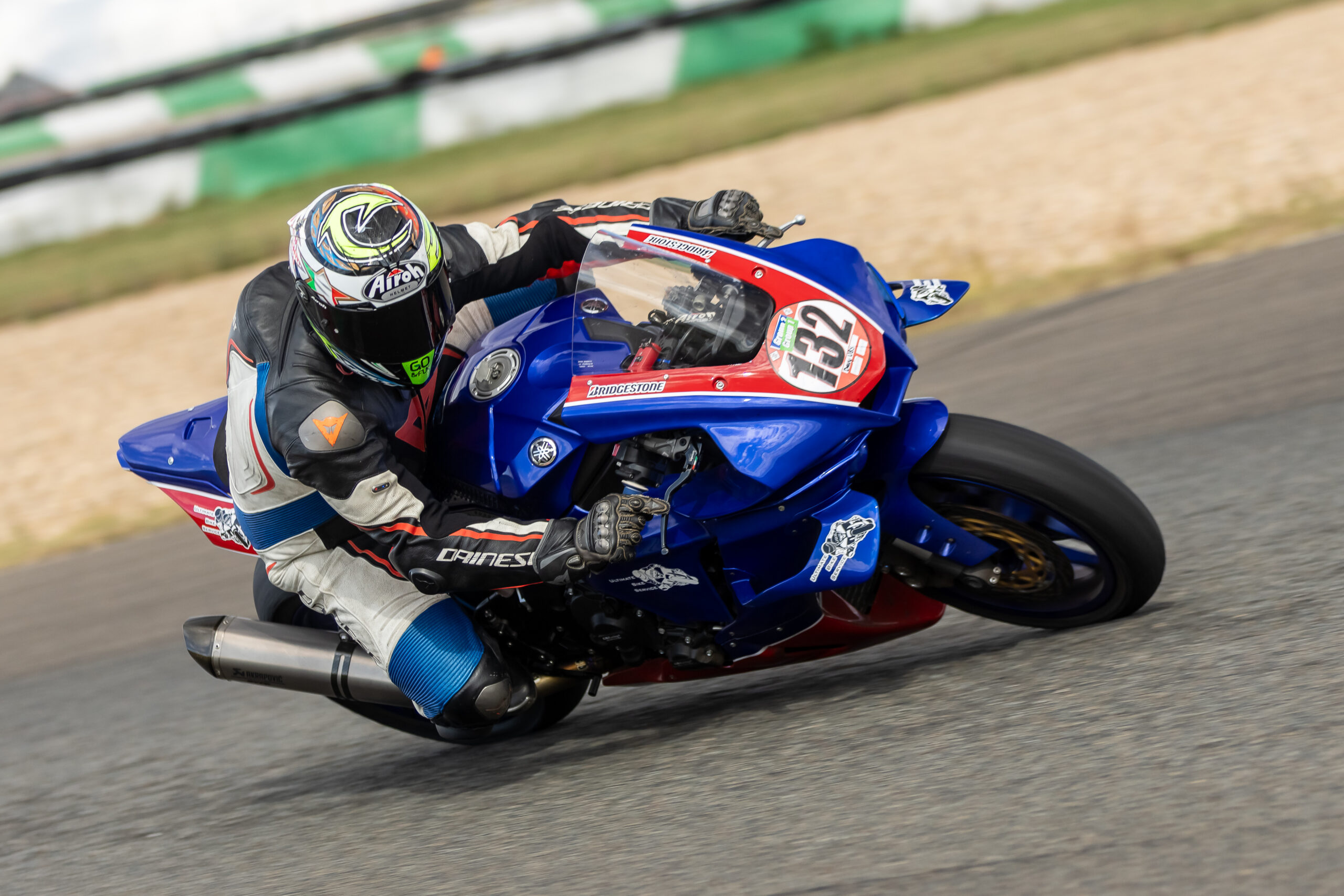 Blauw-rode UBS Yamaha met rijder op het circuit van Mettet