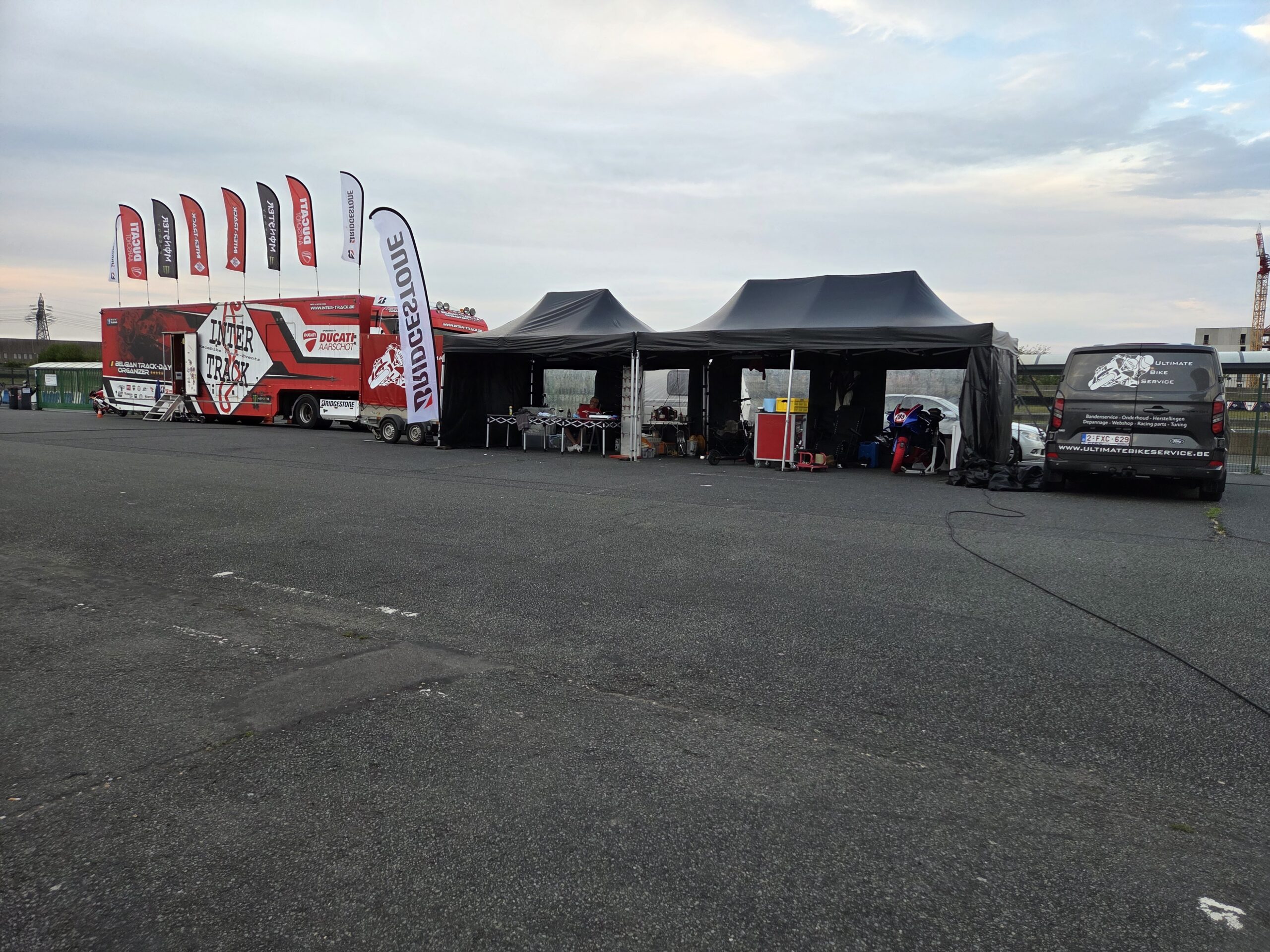 UBS bestelwagen en serviceopstelling naast Inter-Track in de paddock